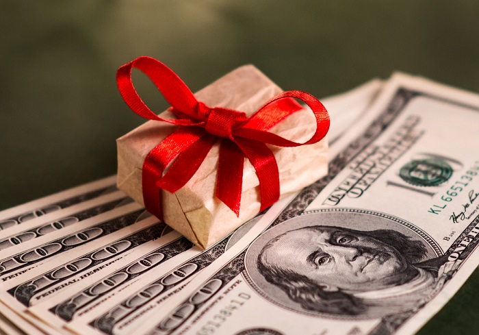 Cash Maintains Its Throne As The Holiday Shopping King