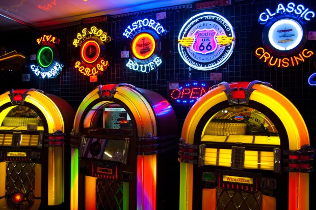 Jukeboxes Take Digital For A Dance