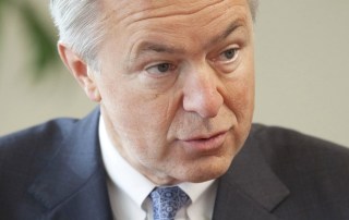 Americans Think Wells CEO Should Take Sen. Warren’s Advice