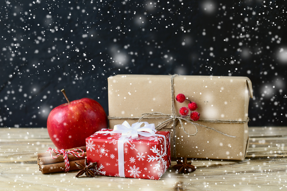 Traditional Retailers Going Exclusive, Giving Cash To Lure Holiday Shoppers