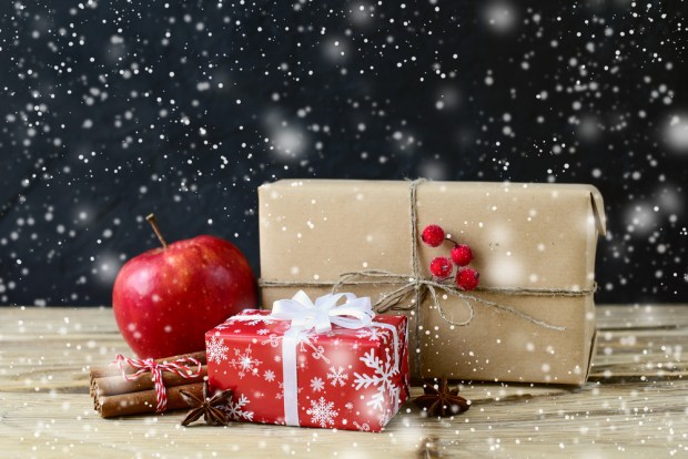 Traditional Retailers Going Exclusive, Giving Cash To Lure Holiday Shoppers