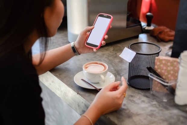 UK Shoppers Browse On Mobile But Buy On Desktops