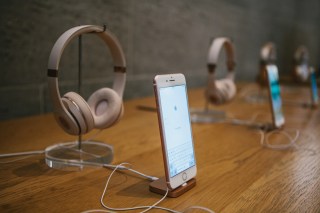 Apple May Make Wireless Over-The-Ear Headphones