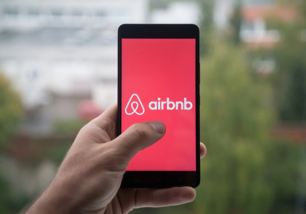 Airbnb IPO Uncertain As CFO Leaves