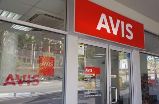 Avis Rewarding Amazon Customers With Gift Cards