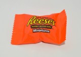 Reese’s Sets Up Vending Machine For Halloween Candy Trading