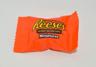 Reese’s Sets Up Vending Machine For Halloween Candy Trading