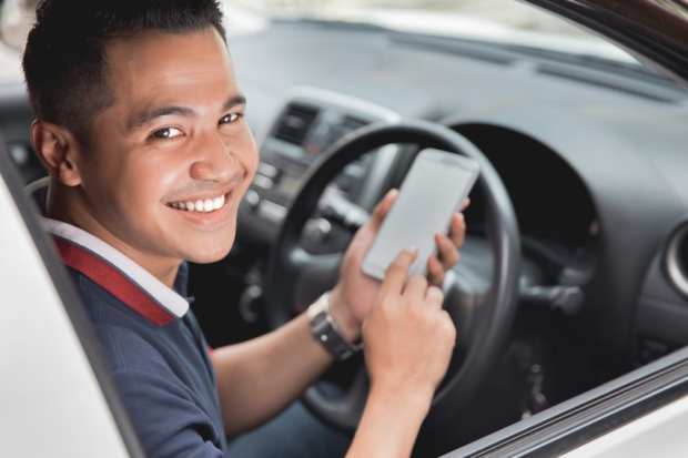 driver with smartphone