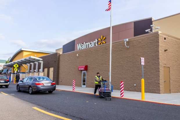Walmart CEO Pushes To Raise Minimum Wage