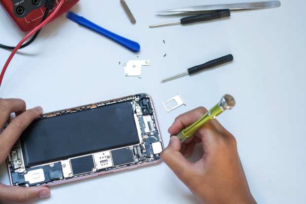 Apple To Provide Independent Shops With Parts To Fix iPhones