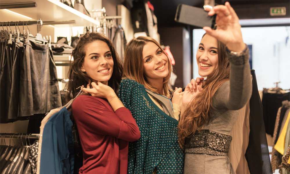 social media selfie shopping