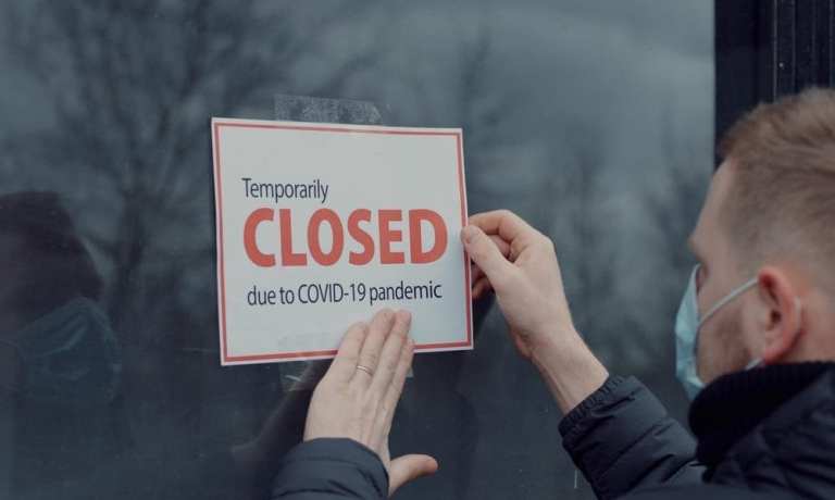 closed COVID-19 sign