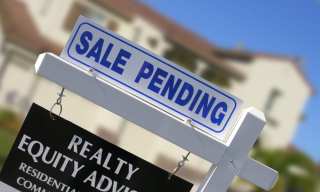 US Pending Home Sales Drop Almost 21 Pct As Buyers Stay Home