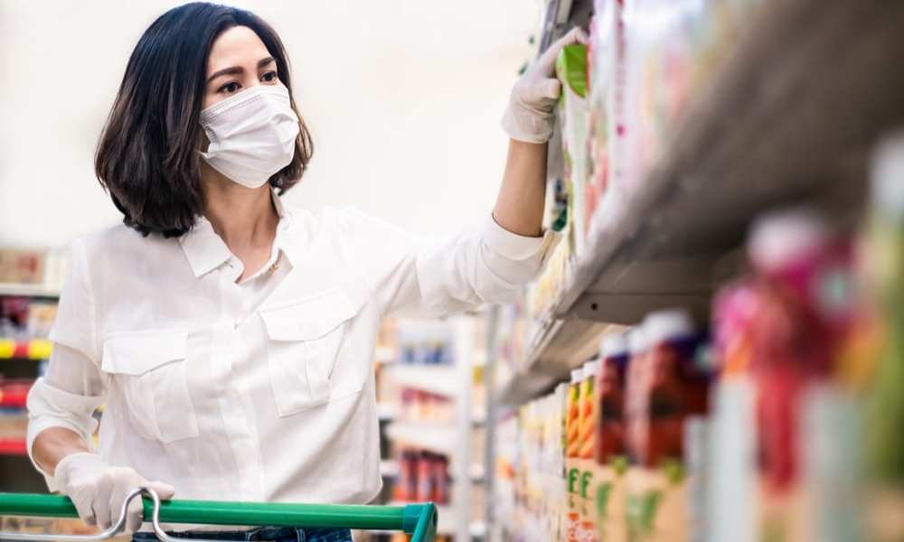 woman in face mask shopping