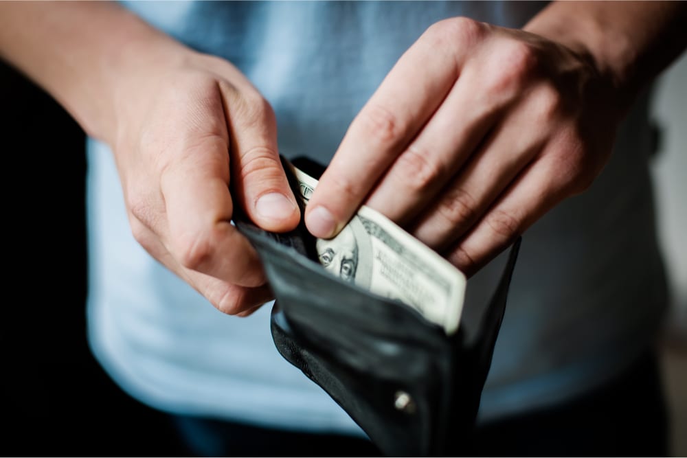 Senators Push For Bill That Would Force Retailers To Accept Cash