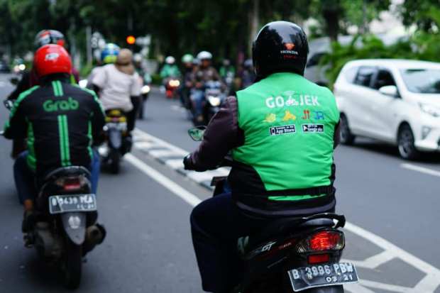 SoftBank Steps Up Pressure For Grab, Gojek Deal