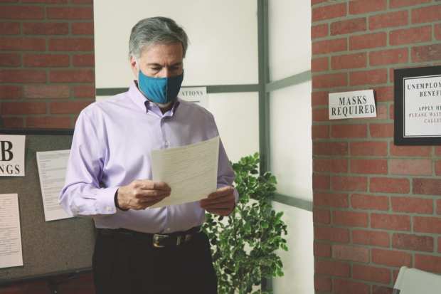 US Jobless Claims Fall Slightly To 860K