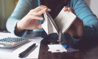 US Consumer Confidence Drops In December As COVID Cases Surge