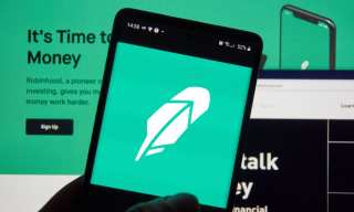 Robinhood Halts Instant Buys For Crypto, Raises Over $1 Billion