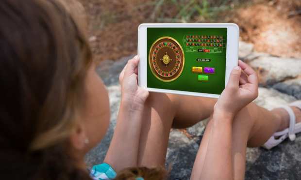 Online Gambling Firms’ Safeguards Differ in US and UK