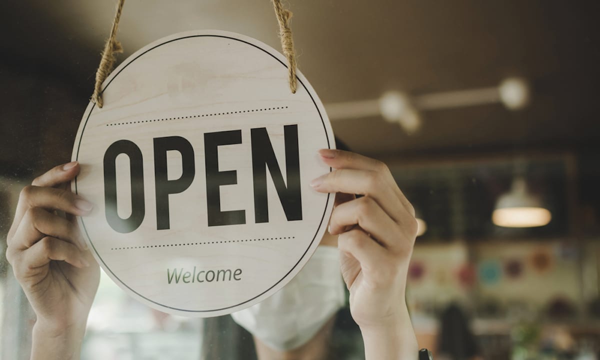 Feds Caution Against Reopenings, Leave Restaurants With Difficult Choice