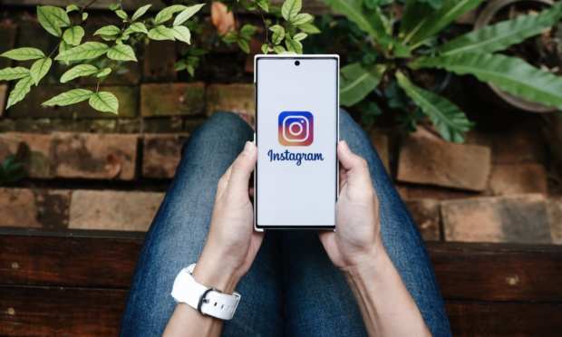 Instagram Tests “Reshare” Button To Up Engagement