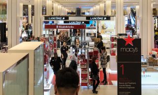 Macy’s Boosts Minimum Wage Amid Labor Shortage