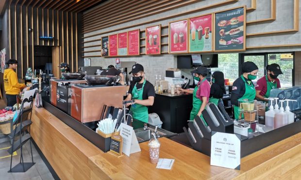 Starbucks, Other Restaurants Take on Omicron