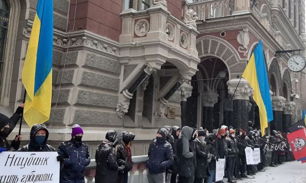 Ukraine Caps Cash Withdrawals, Suspends Use of Digital Wallets