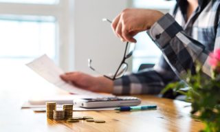 Feb Retail Sales Stall as Consumers Pour Money Into Gas Tanks