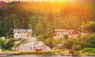Booking Holdings Eyes Airbnb, Expedia’s VRBO in Push to Offer Alternative Accommodations