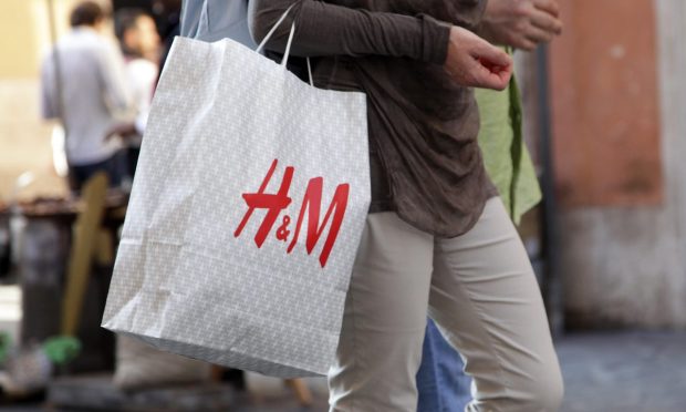 shopper with H&M bag