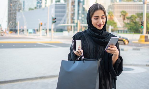 UAE, shopping, smartphones, retail