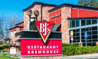 Restaurants Leverage Back-of-House Tech to Boost Employee Retention