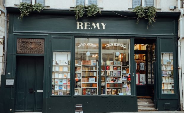 French Law to Help Small Bookshops Rival Amazon