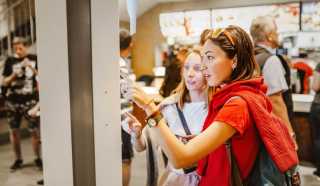 Restaurants Seek to Balance Full-Service Flourishes With Digital Ease