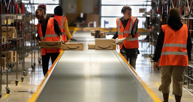 Amazon Dangles $19 Average Hourly Wage in Bid to Hire 150K for Holidays