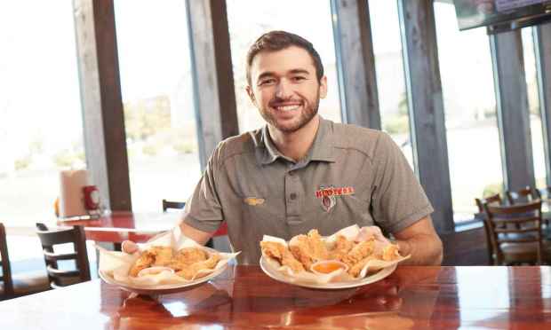 Hooters, Chase Elliot, partnerships, virtual locations