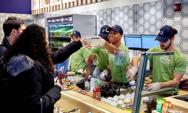 Restaurants Step Up Rewards as Consumers Pull Back