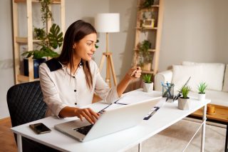 Canadian Businesses Swap Checks for Commercial Cards