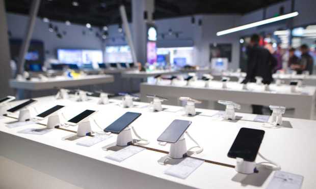 Report: Smartphone and PC Shipments to Fall in 2023
