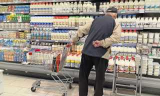 Grocery Customers Opt for in-Store Shopping When Seeking Deals