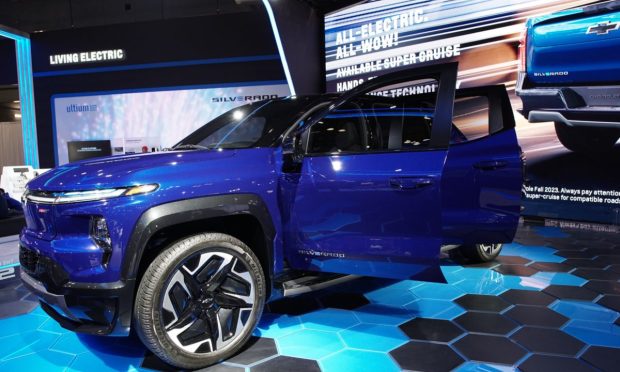 GM Picks Google Over Apple for Connected EV Projects