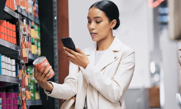 Shoppers Compare Grocery Prices to Choose Merchants