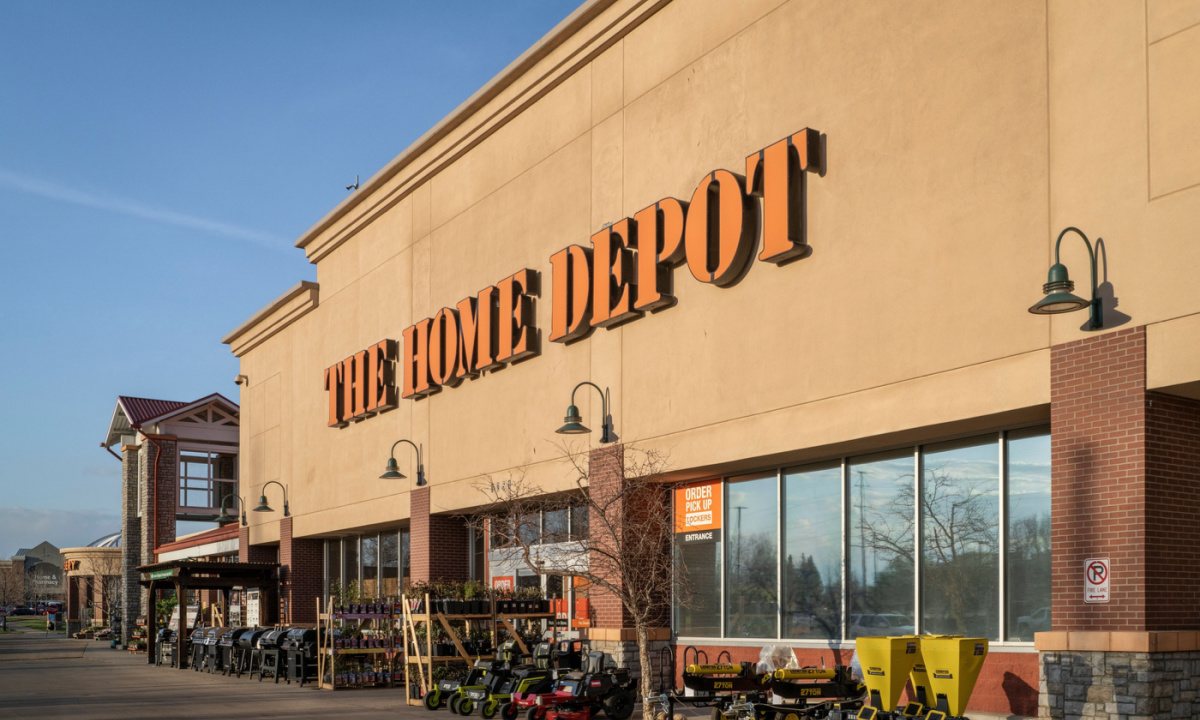 Home Depot’s Sales Fall as Consumers Hold Off on Renovations