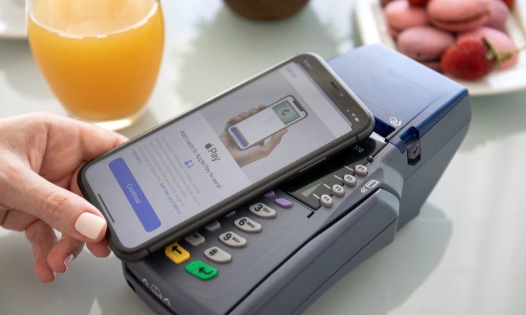 European Commission Asking Retailers and Rivals About Apple Pay