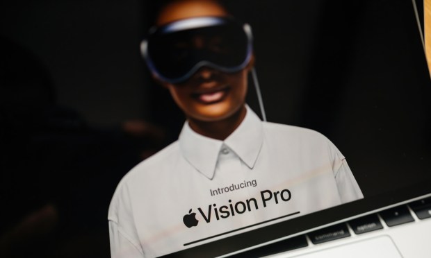Apple Opens Applications to Give Developers Head Start on Vision Pro