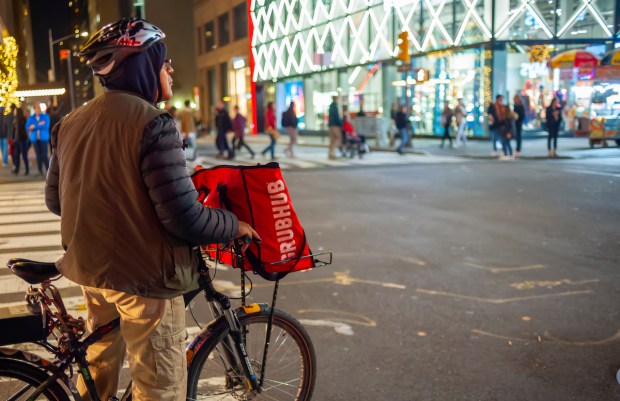 Judge Halts NYC Wage Law Opposed by Food Delivery App Firms