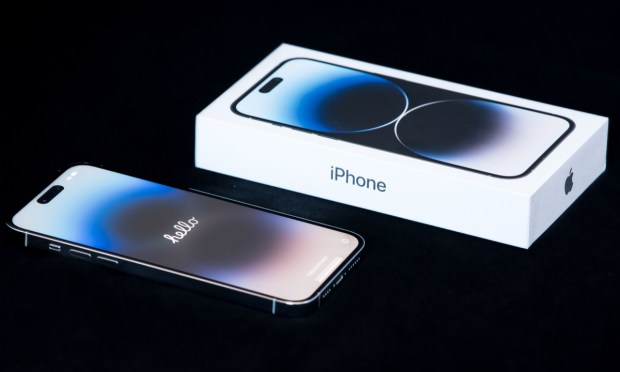 Apple Plans to Ship Same Number of iPhones Despite Global Economic Challenges