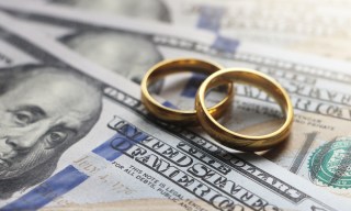 Couples Say ‘I Do’ to Costly Weddings Even as Marriage Rates Dip